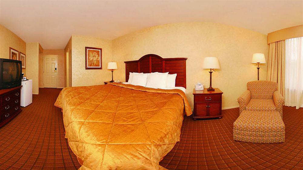 Quality Inn Pittsburgh Airport Oakdale Экстерьер фото