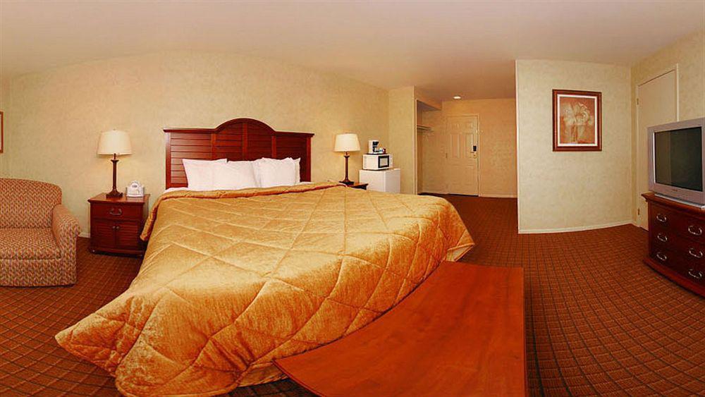Quality Inn Pittsburgh Airport Oakdale Экстерьер фото
